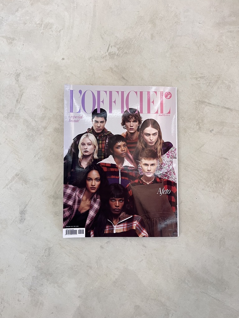 Revista L’Officiel sobre uma superfície de concreto